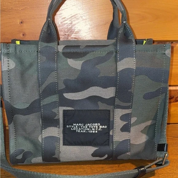Marc Jacobs camo tote size medium - Picture 2 of 3